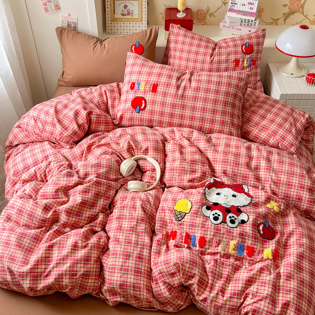 91家纺网 家纺一手货源 找家纺 凯洛奇 2025新款复古风格子皱皱纱水洗棉毛巾绣四件套 布丁猫-红格