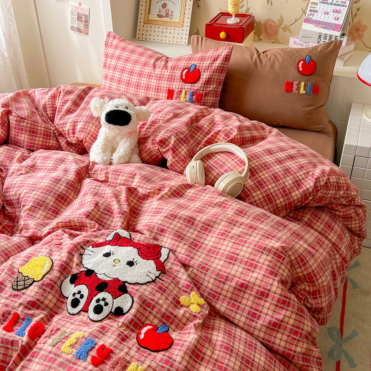 91家纺网 家纺一手货源 找家纺 凯洛奇 2025新款复古风格子皱皱纱水洗棉毛巾绣四件套 布丁猫-红格