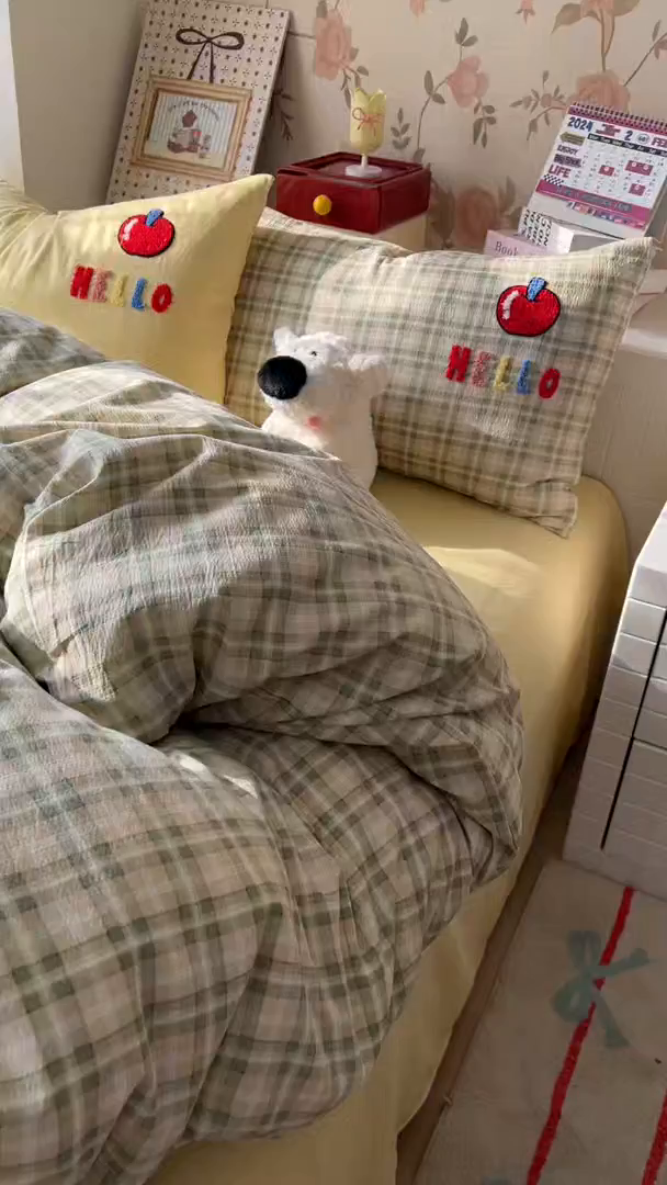 91家纺网 家纺一手货源 找家纺 凯洛奇 2025新款复古风格子皱皱纱水洗棉毛巾绣四件套 布丁猫-黄格