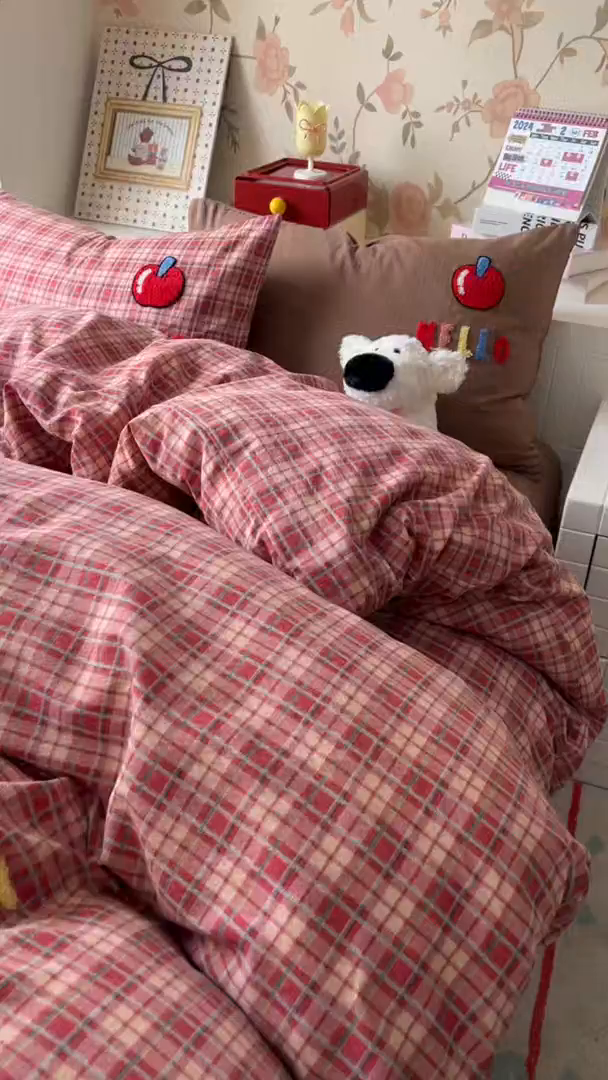 91家纺网 家纺一手货源 找家纺 凯洛奇 2025新款复古风格子皱皱纱水洗棉毛巾绣四件套 布丁猫-红格