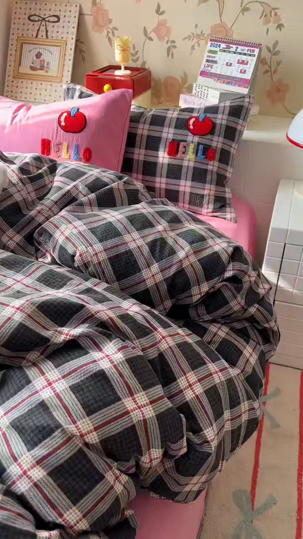 91家纺网 家纺一手货源 找家纺 凯洛奇 2025新款复古风格子皱皱纱水洗棉毛巾绣四件套 布丁猫-彩格