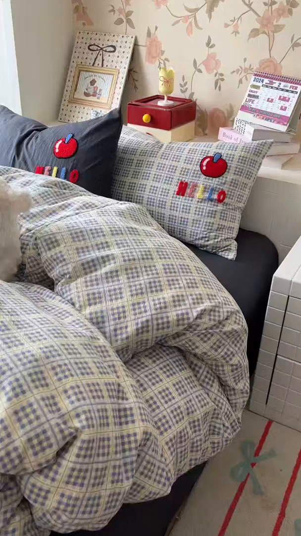 91家纺网 家纺一手货源 找家纺 凯洛奇 2025新款复古风格子皱皱纱水洗棉毛巾绣四件套 布丁猫-灰格