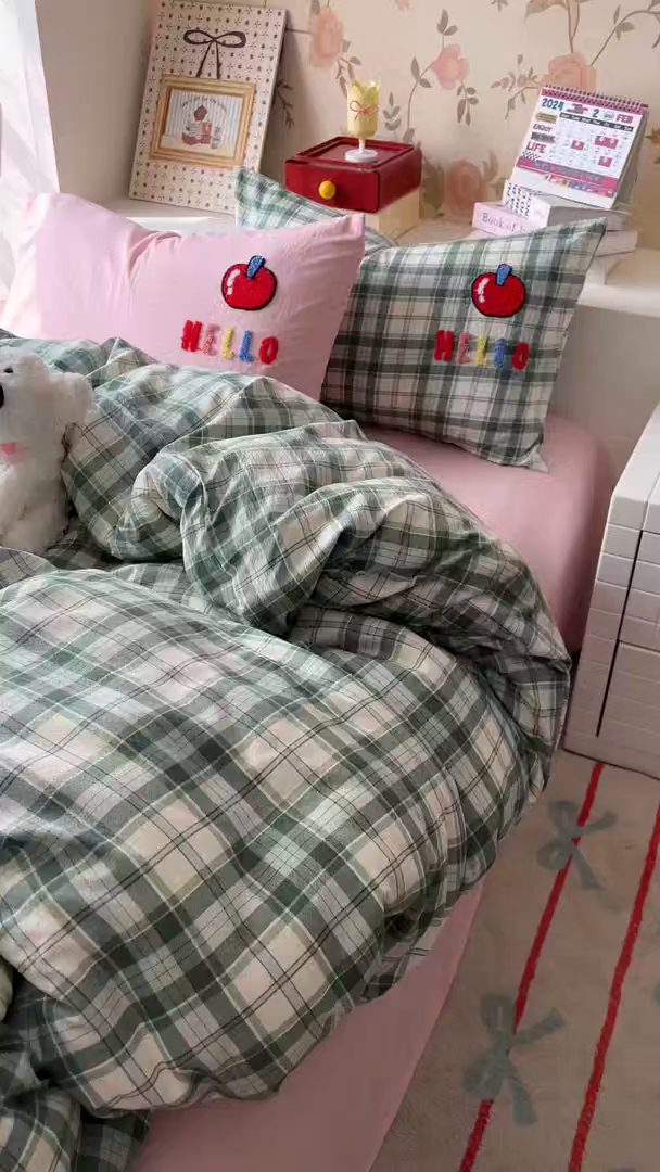 91家纺网 家纺一手货源 找家纺 凯洛奇 2025新款复古风格子皱皱纱水洗棉毛巾绣四件套 布丁猫-绿格