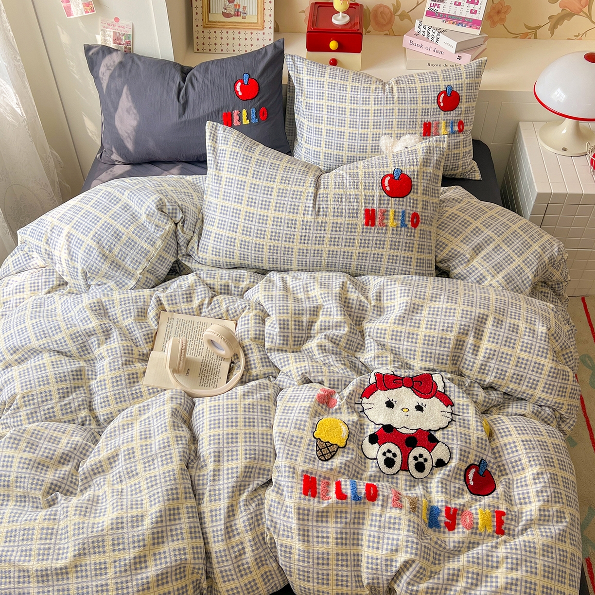 91家纺网 家纺一手货源 找家纺 凯洛奇 2025新款复古风格子皱皱纱水洗棉毛巾绣四件套 布丁猫-灰格