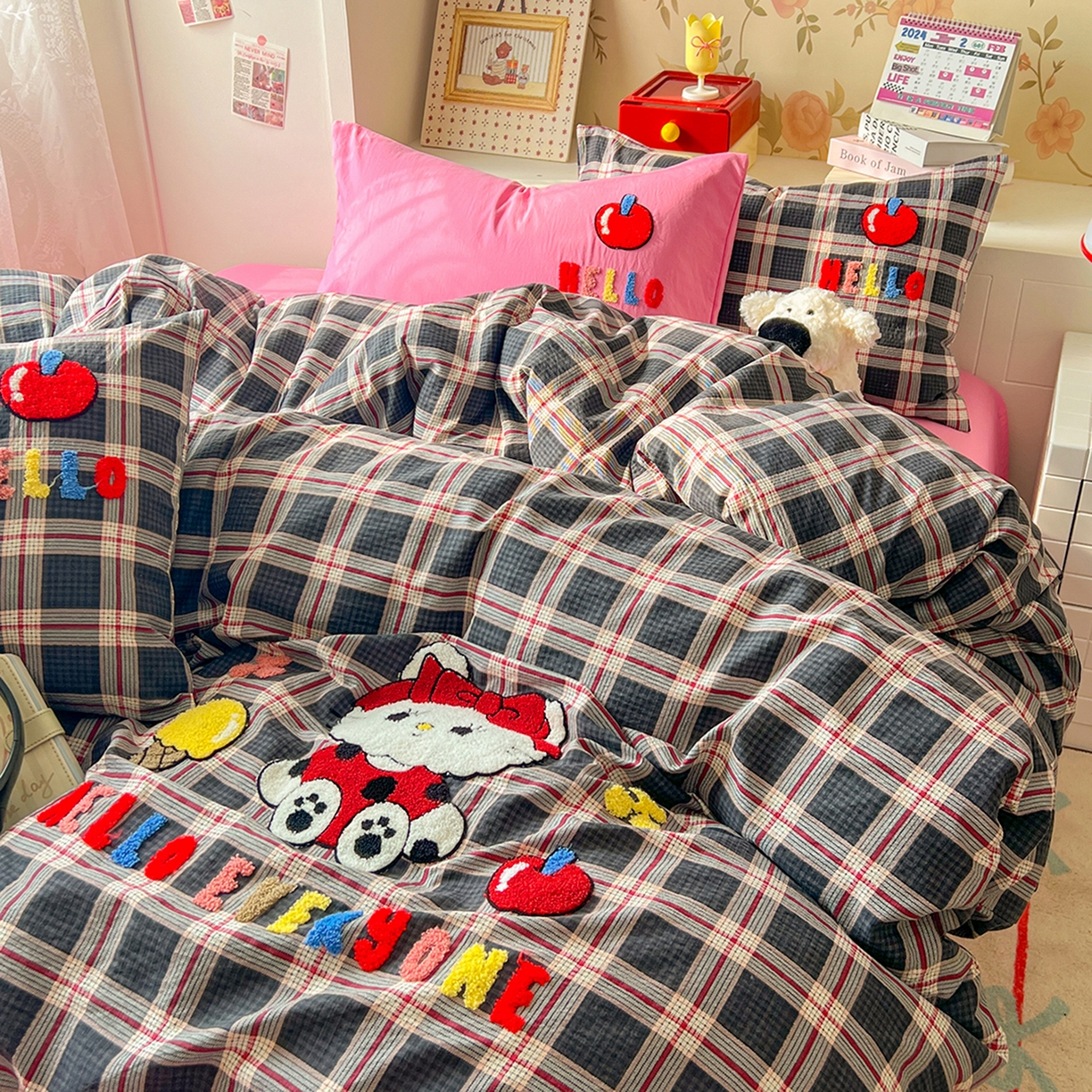 91家纺网 家纺一手货源 找家纺 凯洛奇 2025新款复古风格子皱皱纱水洗棉毛巾绣四件套 布丁猫-彩格