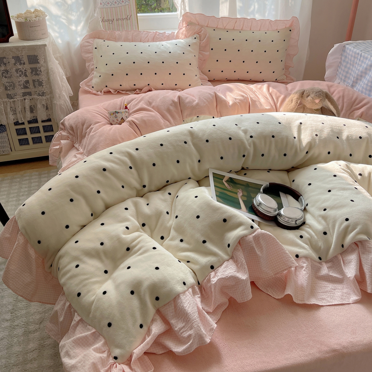 91家纺网 家纺一手货源 找家纺 丽涵家纺 2025秋冬新品韩系牛奶绒波点小格子花边四件套 奶油波点-嫩粉