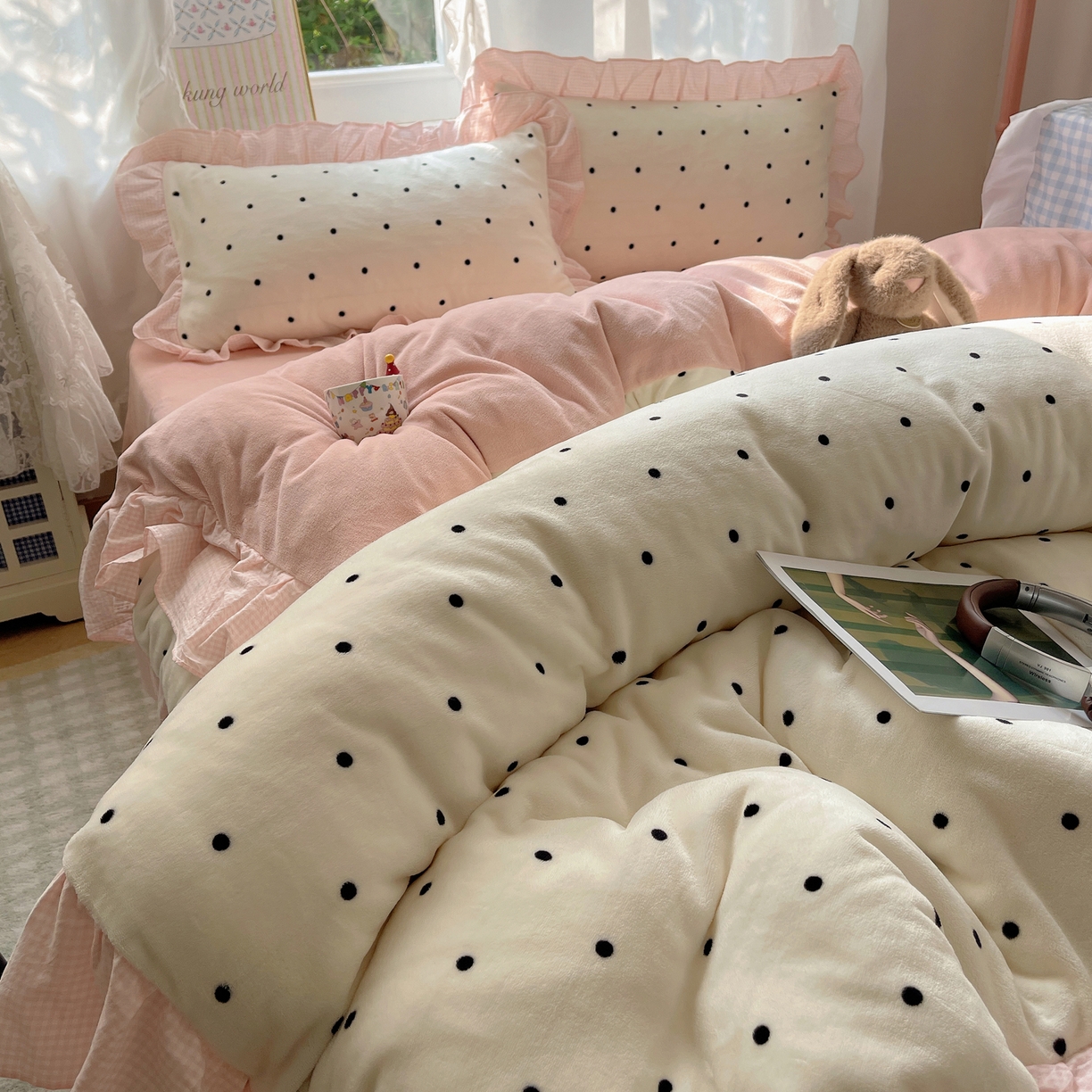 91家纺网 家纺一手货源 找家纺 丽涵家纺 2025秋冬新品韩系牛奶绒波点小格子花边四件套 奶油波点-嫩粉