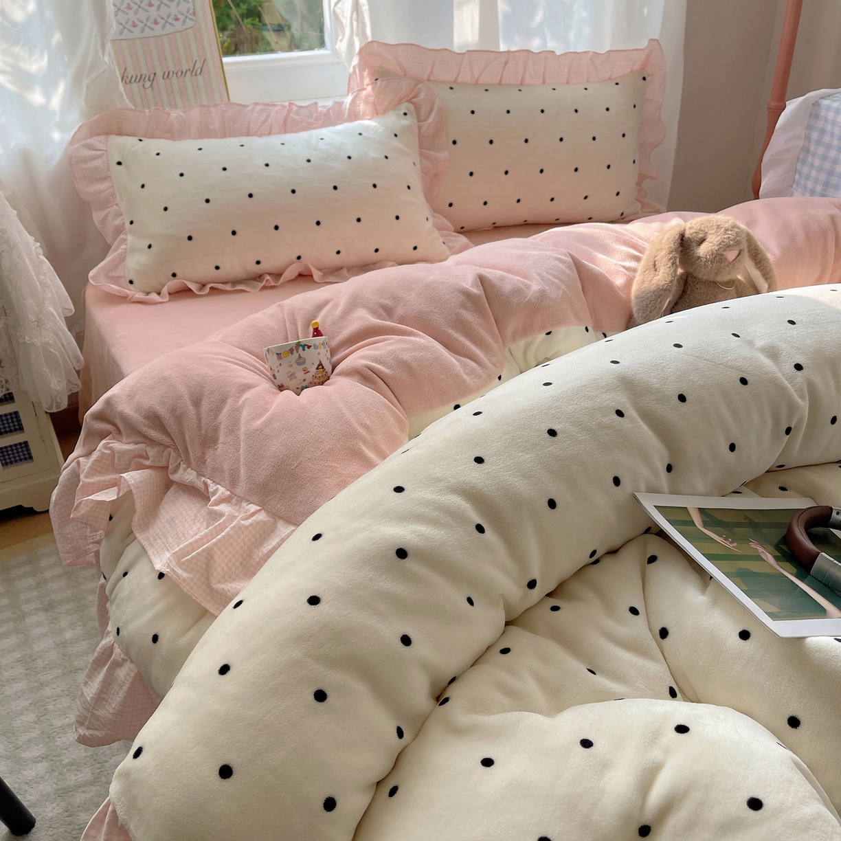 91家纺网 家纺一手货源 找家纺 丽涵家纺 2025秋冬新品韩系牛奶绒波点小格子花边四件套 奶油波点-嫩粉