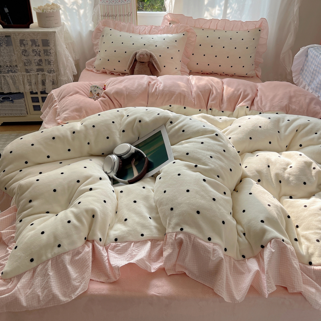 91家纺网 家纺一手货源 找家纺 丽涵家纺 2025秋冬新品韩系牛奶绒波点小格子花边四件套 奶油波点-嫩粉