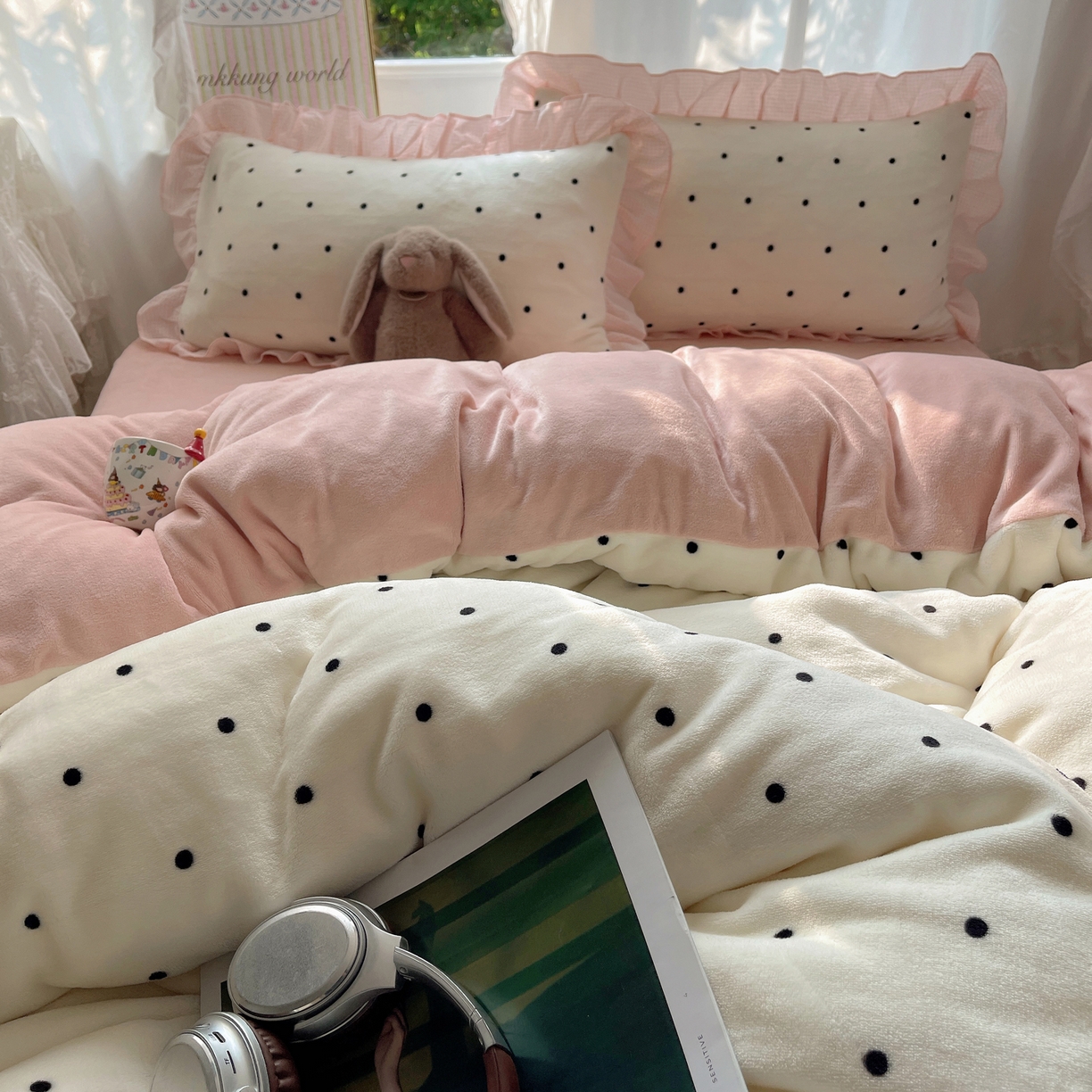 91家纺网 家纺一手货源 找家纺 丽涵家纺 2025秋冬新品韩系牛奶绒波点小格子花边四件套 奶油波点-嫩粉