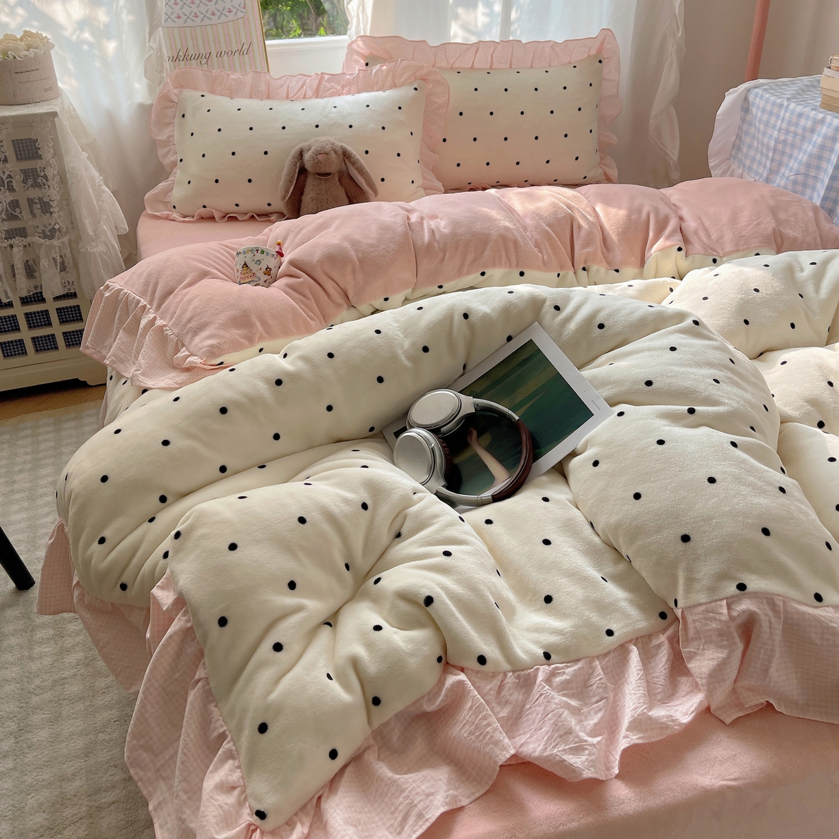 91家纺网 家纺一手货源 找家纺 丽涵家纺 2025秋冬新品韩系牛奶绒波点小格子花边四件套 奶油波点-嫩粉