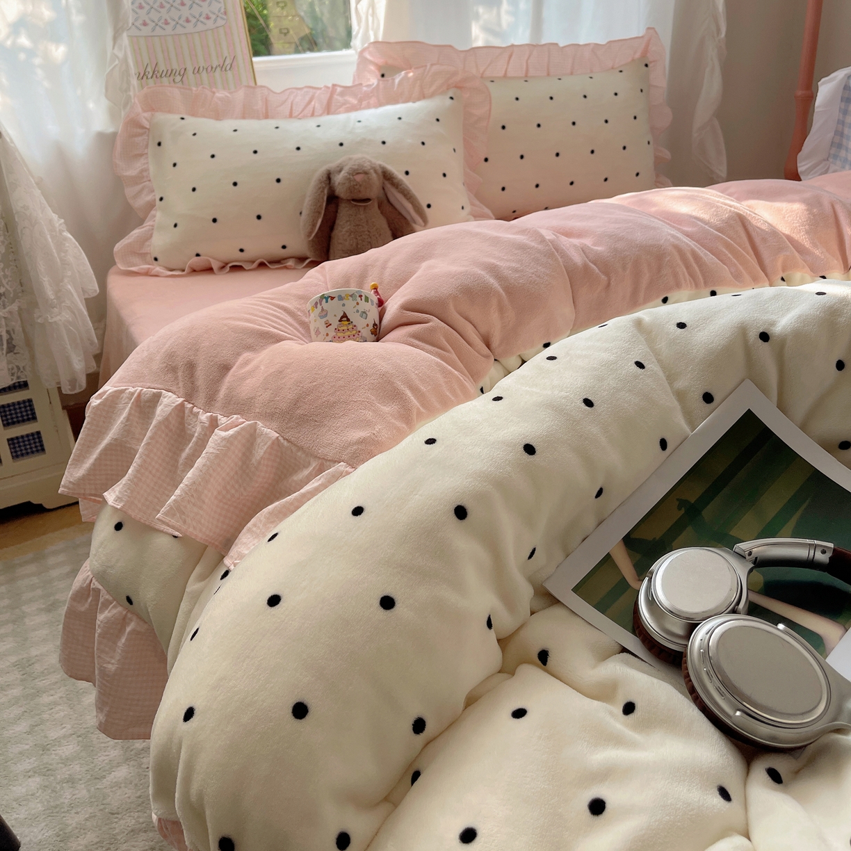 91家纺网 家纺一手货源 找家纺 丽涵家纺 2025秋冬新品韩系牛奶绒波点小格子花边四件套 奶油波点-嫩粉