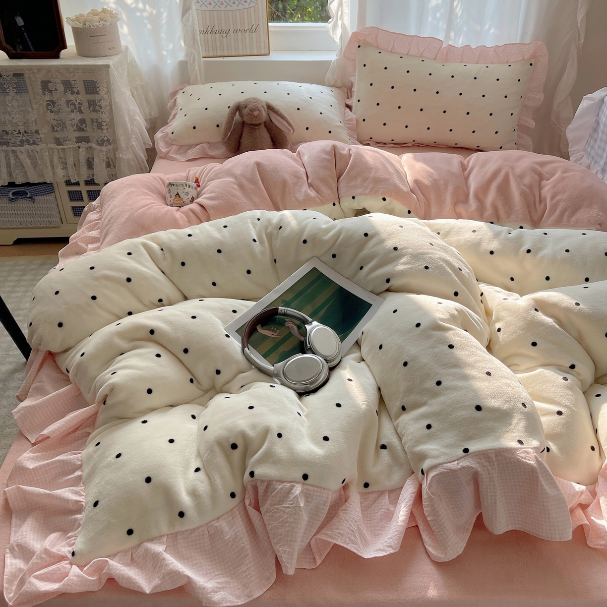 91家纺网 家纺一手货源 找家纺 丽涵家纺 2025秋冬新品韩系牛奶绒波点小格子花边四件套 奶油波点-嫩粉