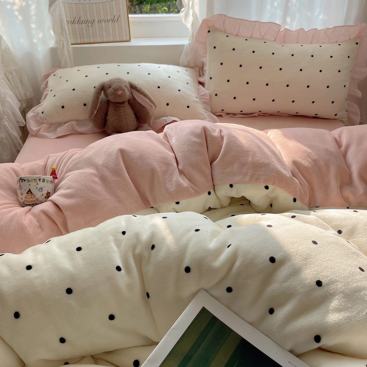 91家纺网 家纺一手货源 找家纺 丽涵家纺 2025秋冬新品韩系牛奶绒波点小格子花边四件套 奶油波点-嫩粉