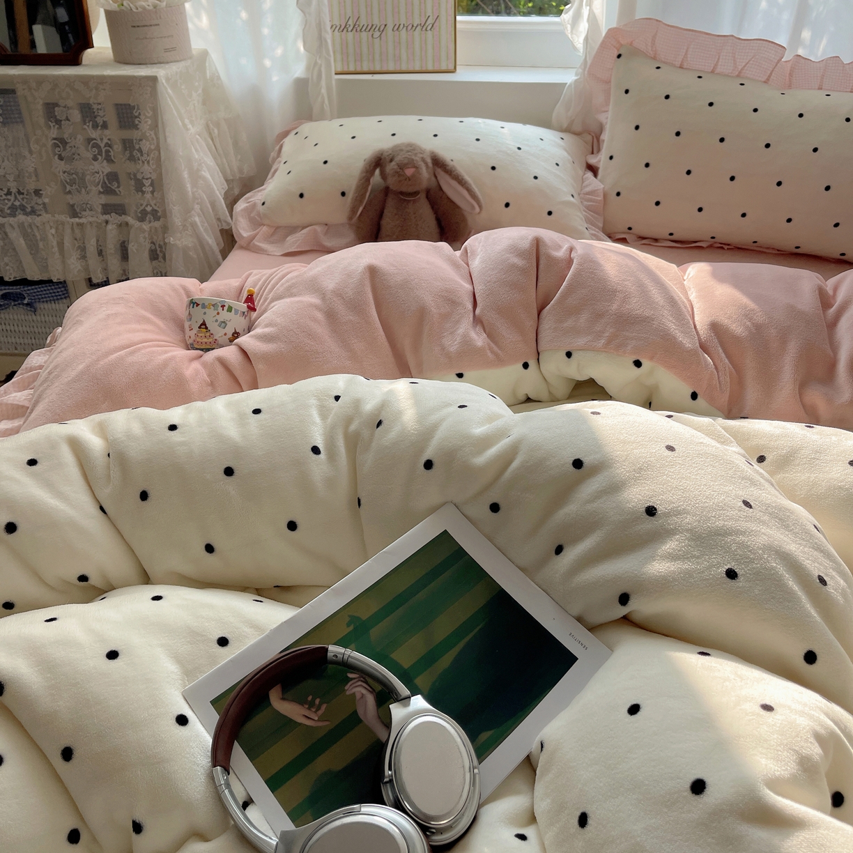 91家纺网 家纺一手货源 找家纺 丽涵家纺 2025秋冬新品韩系牛奶绒波点小格子花边四件套 奶油波点-嫩粉