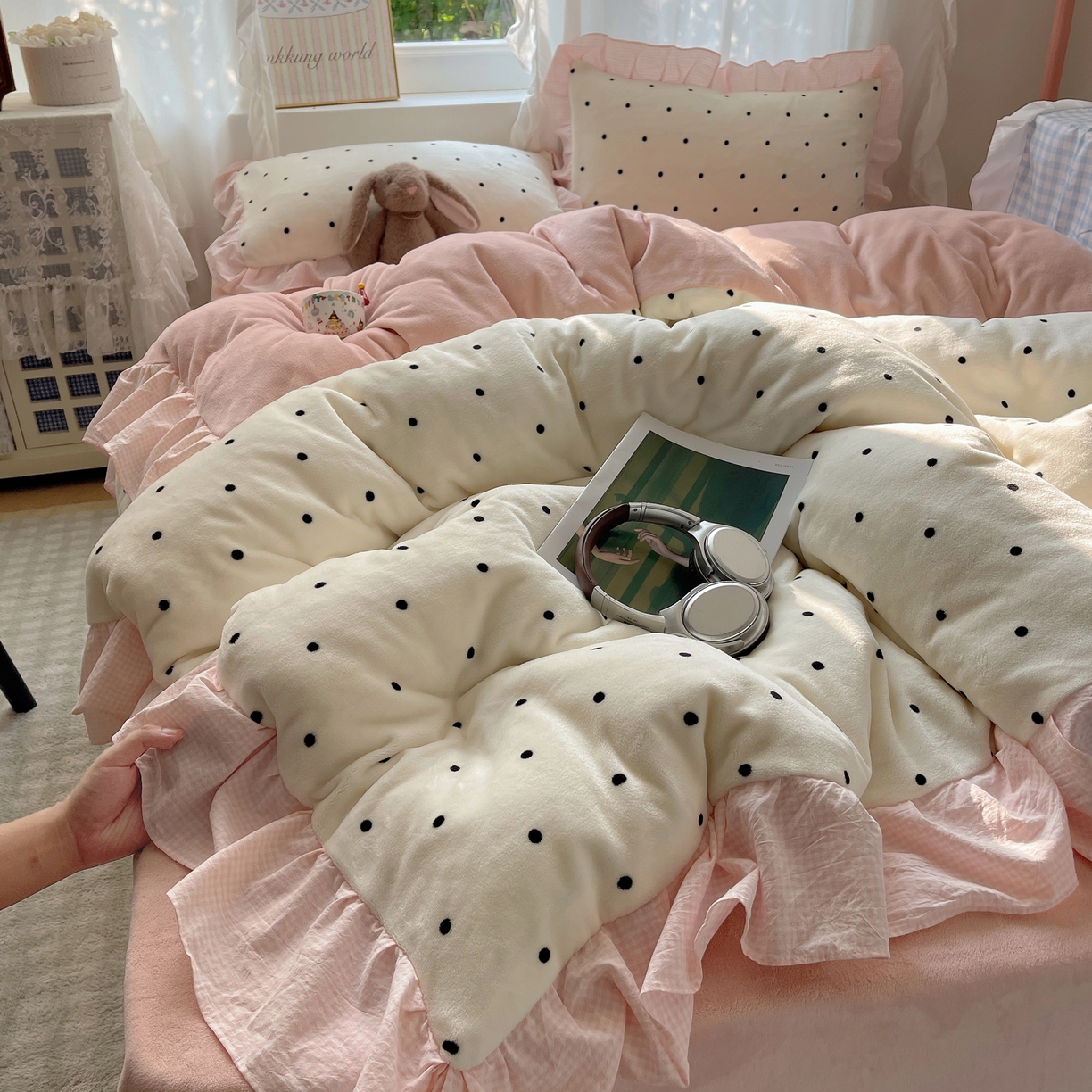 91家纺网 家纺一手货源 找家纺 丽涵家纺 2025秋冬新品韩系牛奶绒波点小格子花边四件套 奶油波点-嫩粉