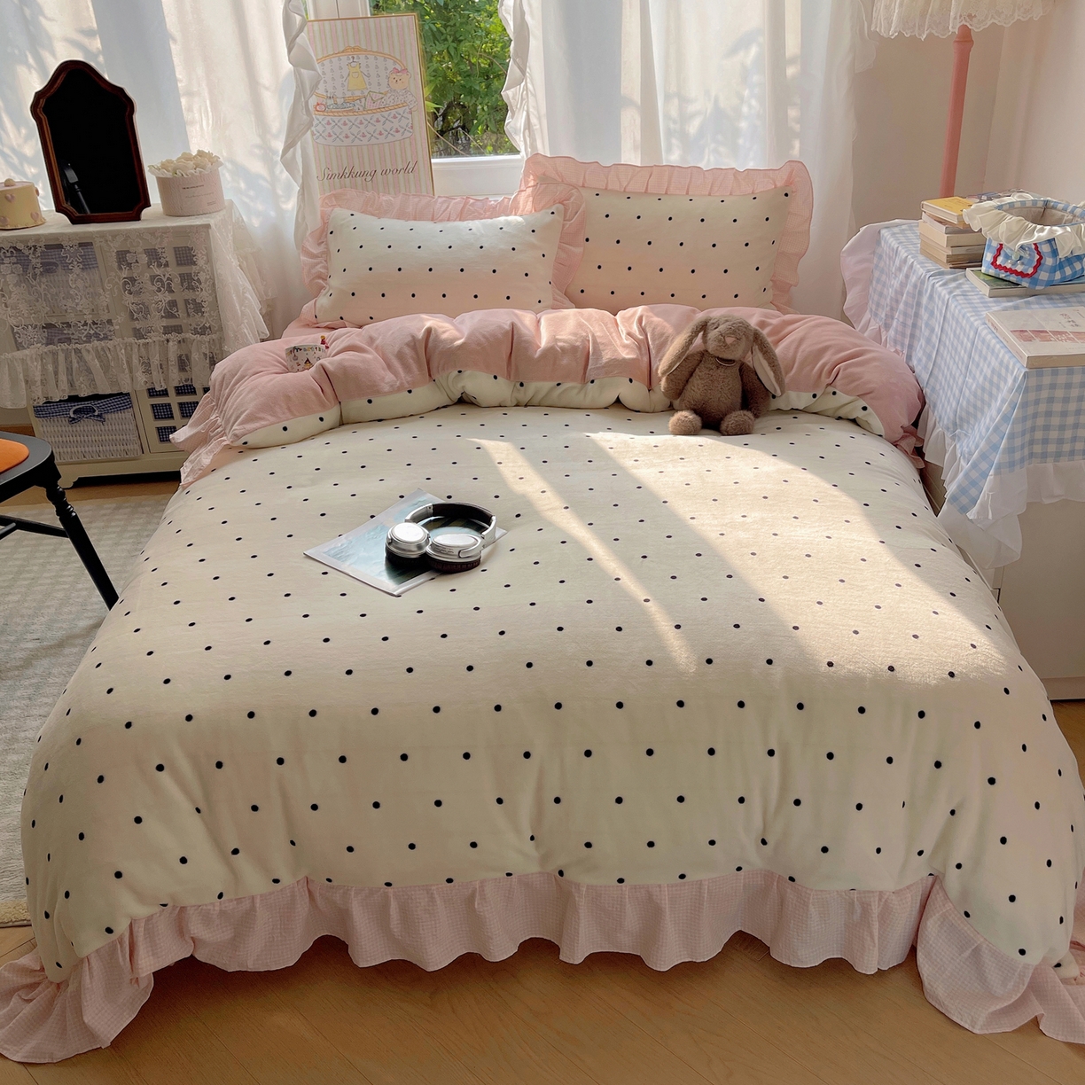 91家纺网 家纺一手货源 找家纺 丽涵家纺 2025秋冬新品韩系牛奶绒波点小格子花边四件套 奶油波点-嫩粉