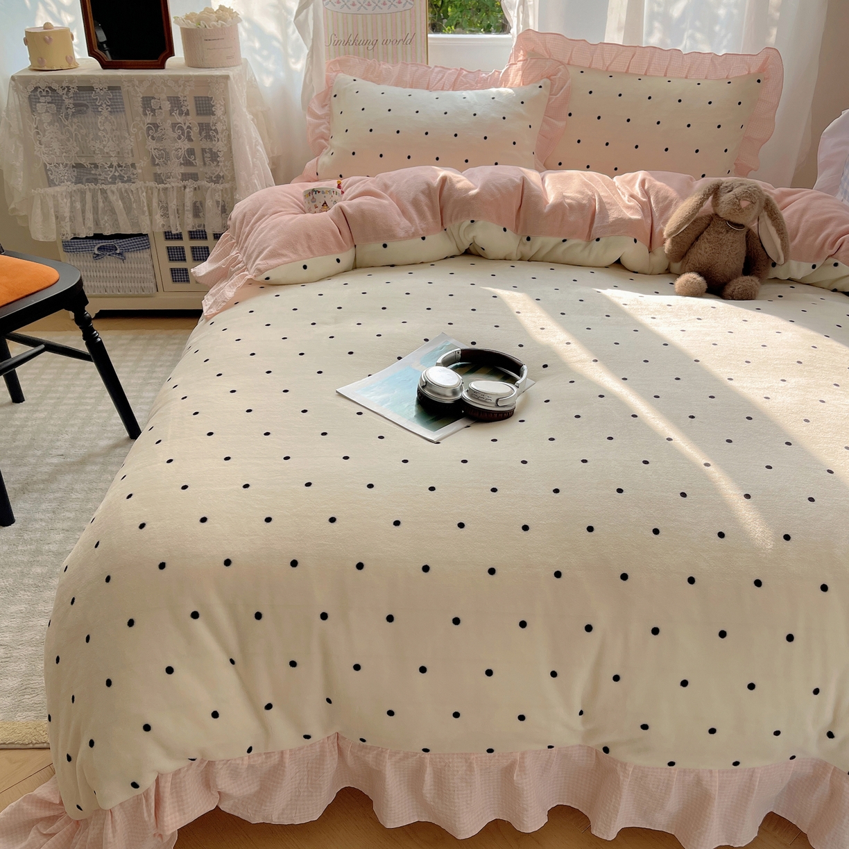 91家纺网 家纺一手货源 找家纺 丽涵家纺 2025秋冬新品韩系牛奶绒波点小格子花边四件套 奶油波点-嫩粉