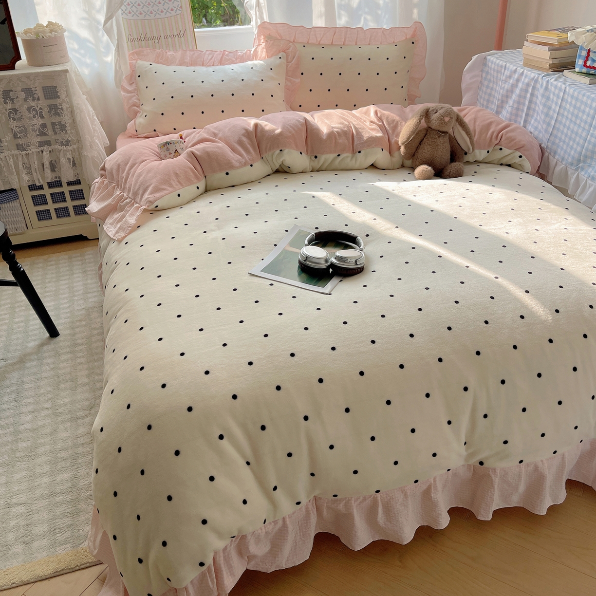 91家纺网 家纺一手货源 找家纺 丽涵家纺 2025秋冬新品韩系牛奶绒波点小格子花边四件套 奶油波点-嫩粉