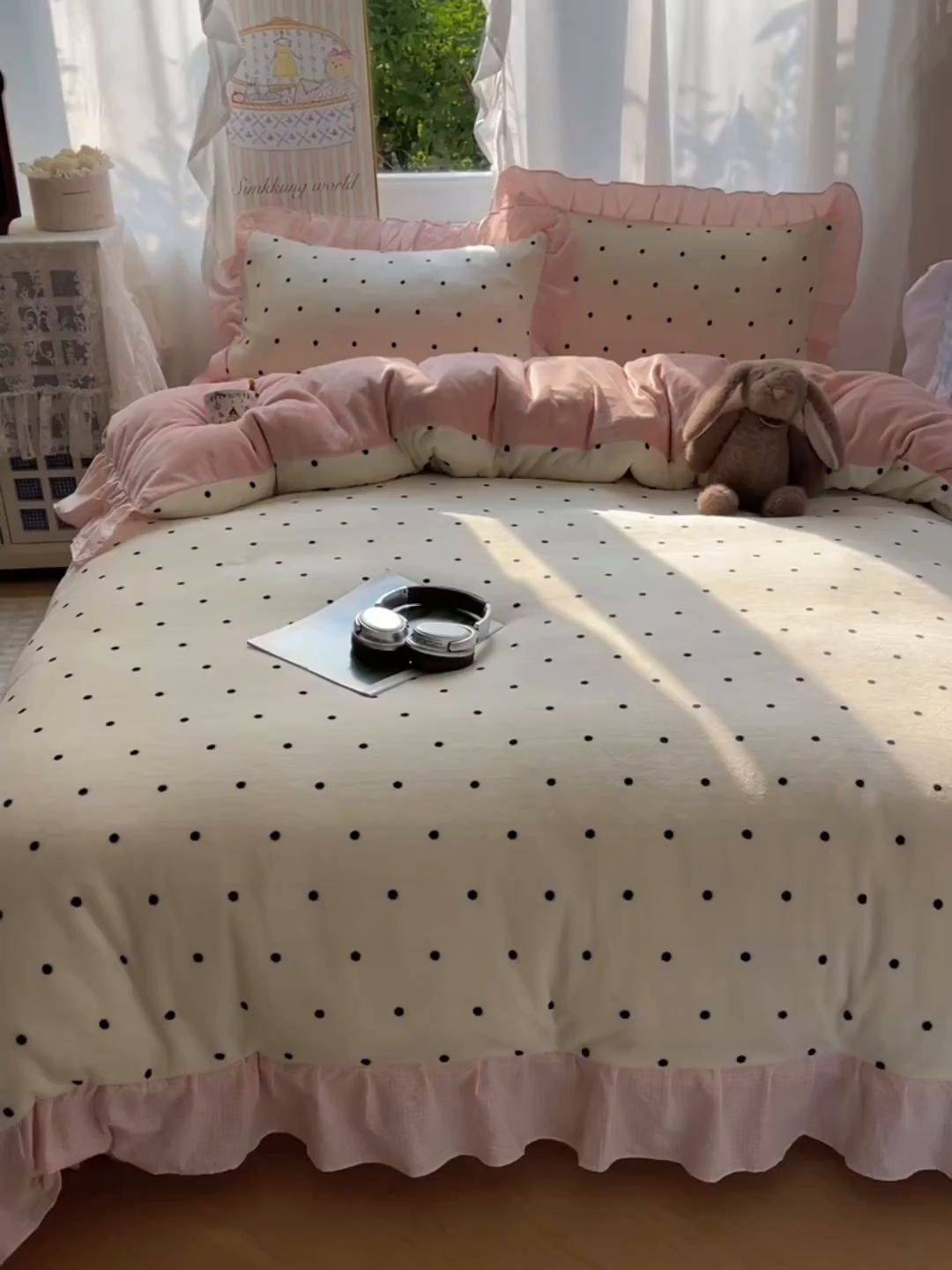 91家纺网 家纺一手货源 找家纺 丽涵家纺 2025秋冬新品韩系牛奶绒波点小格子花边四件套 奶油波点-嫩粉