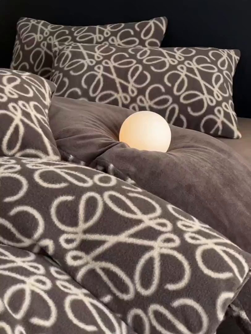 91家纺网 家纺一手货源 找家纺 宜代光年 2025新款澳羊绒保暖四件套 意威-深灰