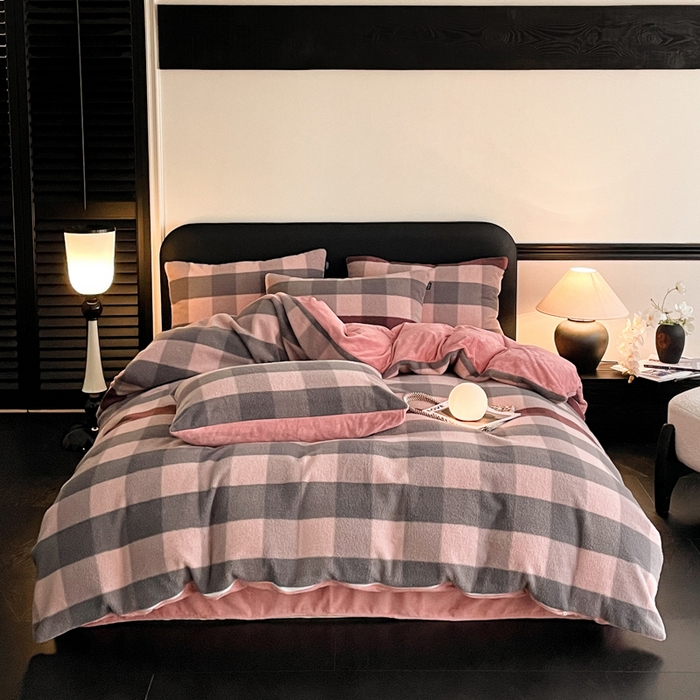 91家纺网 家纺一手货源 找家纺 宜代光年 2025新款澳羊绒保暖四件套 巴黎粉格