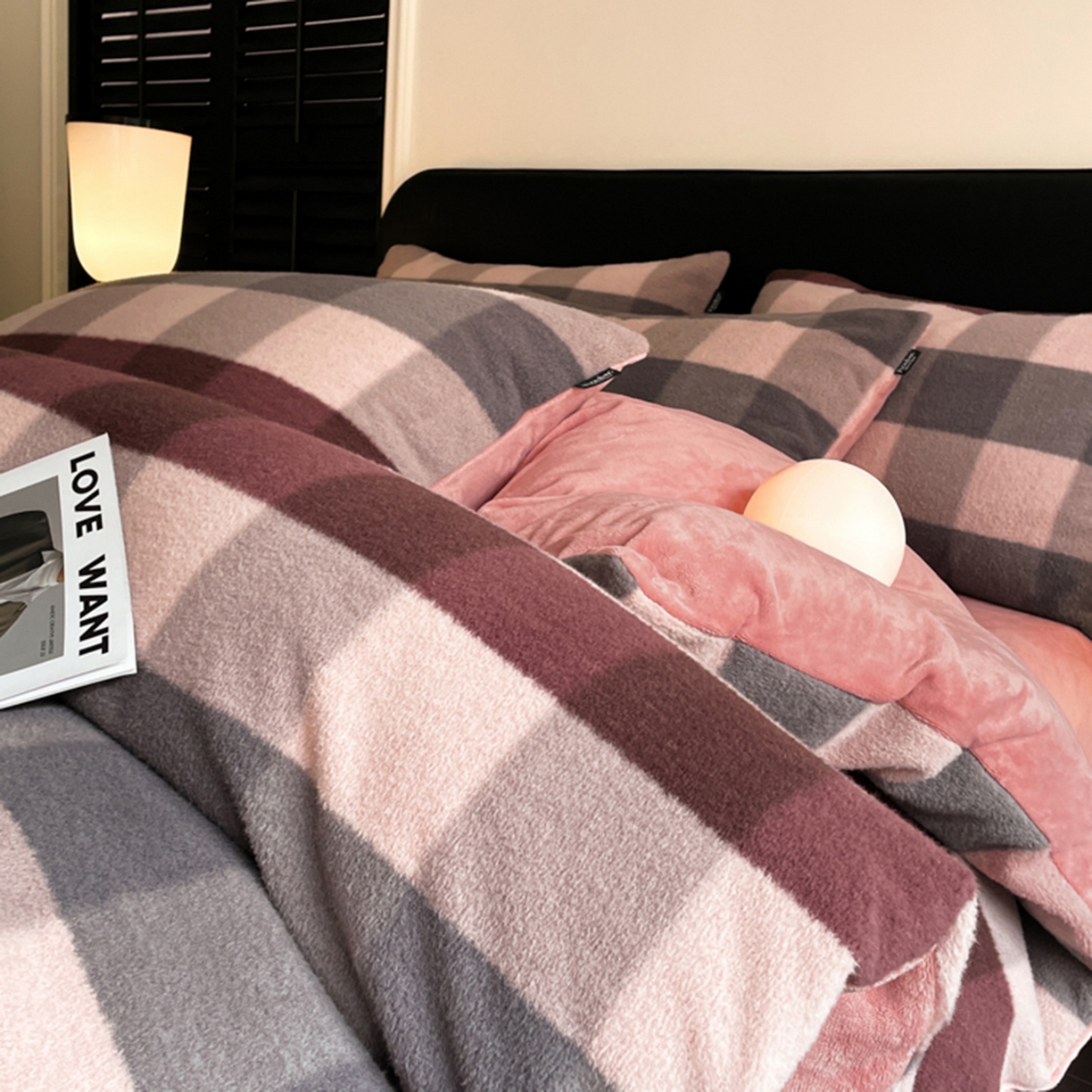 91家纺网 家纺一手货源 找家纺 宜代光年 2025新款澳羊绒保暖四件套 巴黎粉格