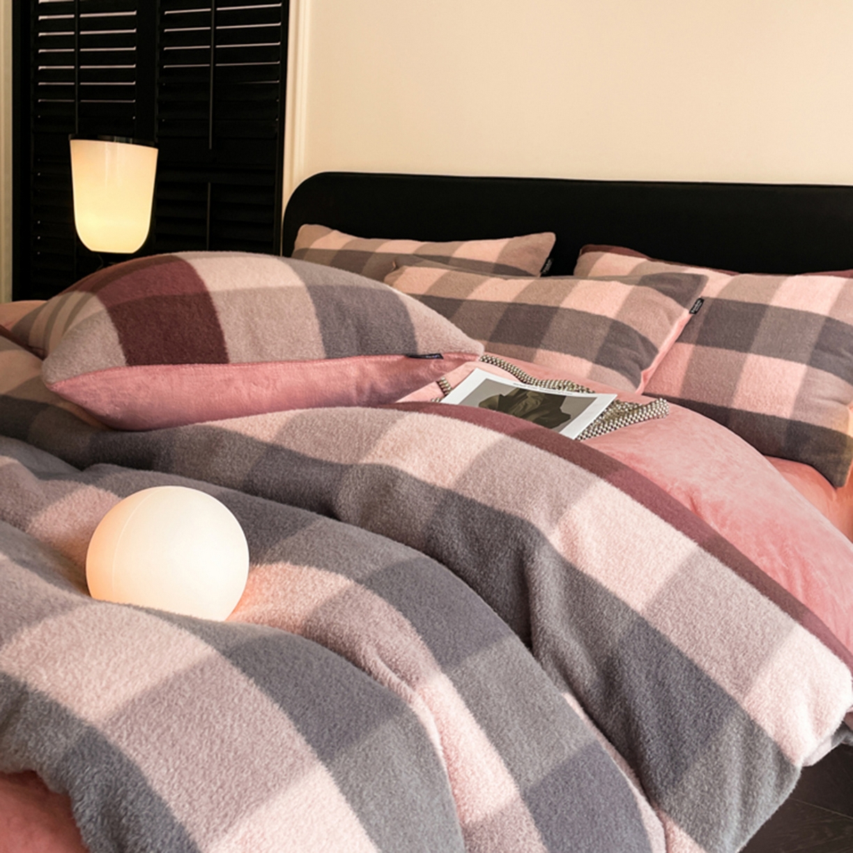 91家纺网 家纺一手货源 找家纺 宜代光年 2025新款澳羊绒保暖四件套 巴黎粉格