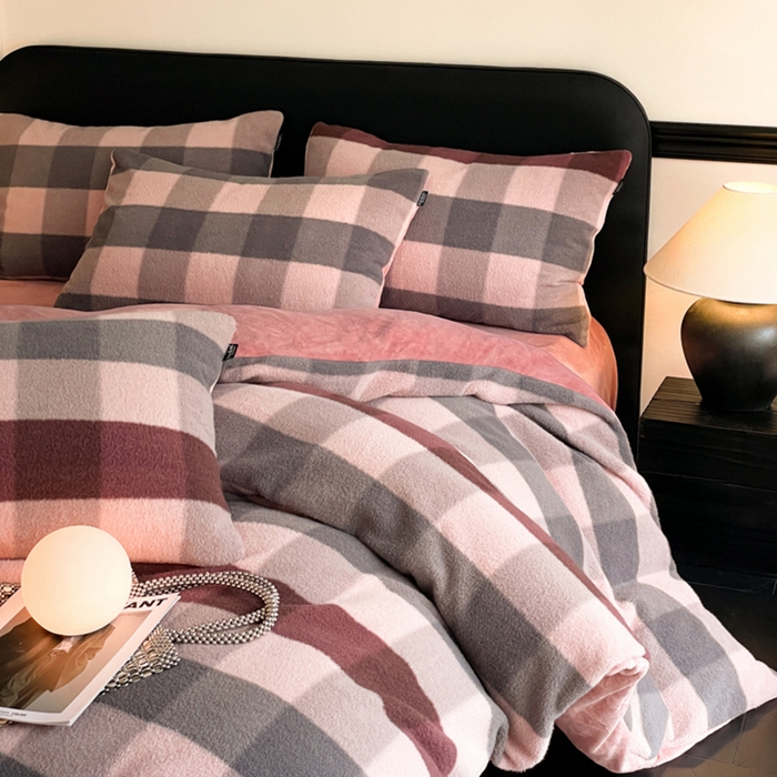 91家纺网 家纺一手货源 找家纺 宜代光年 2025新款澳羊绒保暖四件套 巴黎粉格