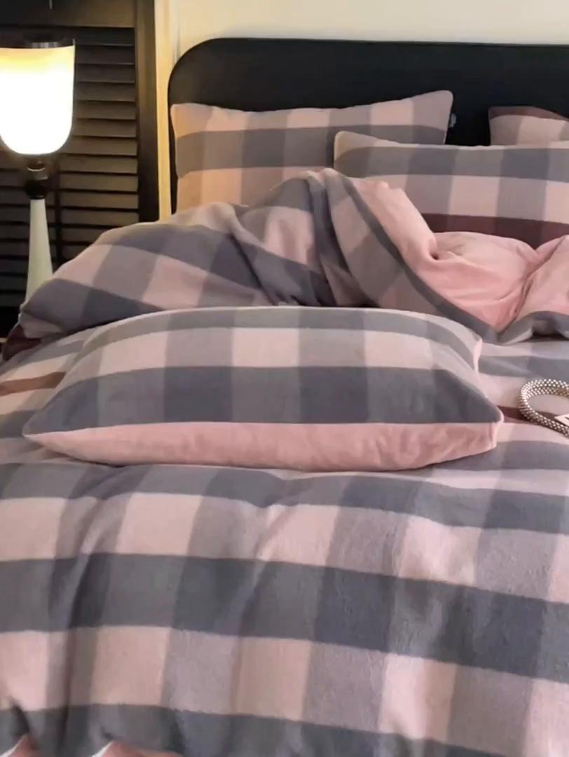 91家纺网 家纺一手货源 找家纺 宜代光年 2025新款澳羊绒保暖四件套 巴黎粉格