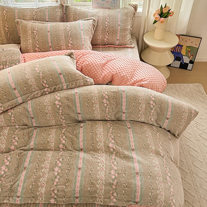 91家纺网 家纺一手货源 找家纺 （总）一比一 2025新款加厚保暖豆豆牛奶绒床盖款四件套