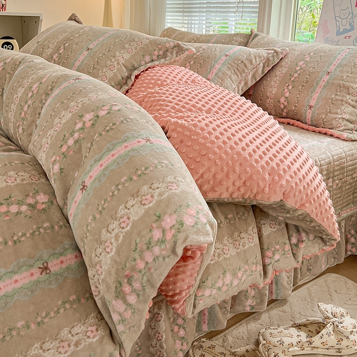 91家纺网 家纺一手货源 找家纺 （总）一比一 2025新款加厚保暖豆豆牛奶绒床盖款四件套