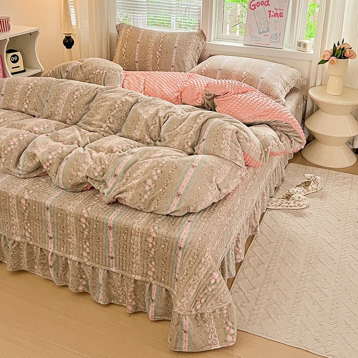 91家纺网 家纺一手货源 找家纺 一比一 2023新款兔毛七彩印花牛奶绒四件套 七彩灰色