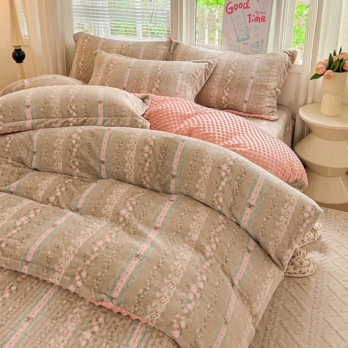 91家纺网 家纺一手货源 找家纺 （总）一比一 2025新款加厚保暖豆豆牛奶绒床盖款四件套