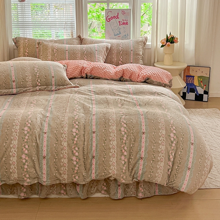 91家纺网 家纺一手货源 找家纺 （总）一比一 2025新款加厚保暖豆豆牛奶绒床盖款四件套