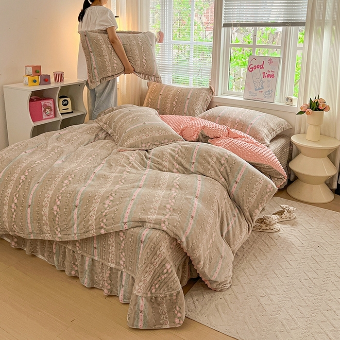 91家纺网 家纺一手货源 找家纺 （总）一比一 2025新款加厚保暖豆豆牛奶绒床盖款四件套