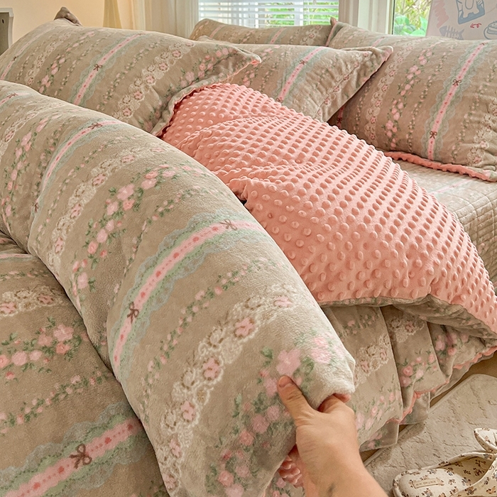 91家纺网 家纺一手货源 找家纺 （总）一比一 2025新款加厚保暖豆豆牛奶绒床盖款四件套