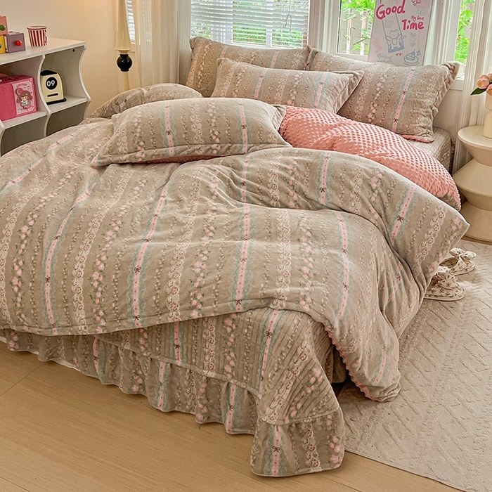 91家纺网 家纺一手货源 找家纺 （总）一比一 2025新款加厚保暖豆豆牛奶绒床盖款四件套