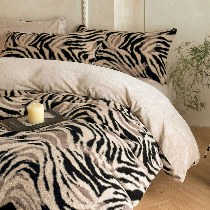 91家纺网 家纺一手货源 找家纺 宜代光年 2025新款澳羊绒保暖四件套 斑马纹韵