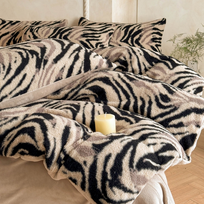 91家纺网 家纺一手货源 找家纺 宜代光年 2025新款澳羊绒保暖四件套 斑马纹韵