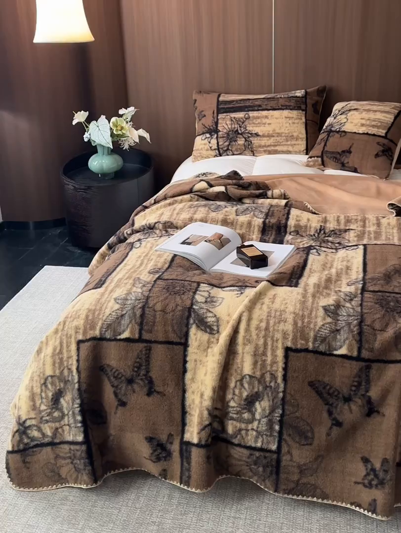 91家纺网 家纺一手货源 找家纺 宜代光年 2025新款奥羊绒复合毛毯子毛毯 绒毯 复古蝶花