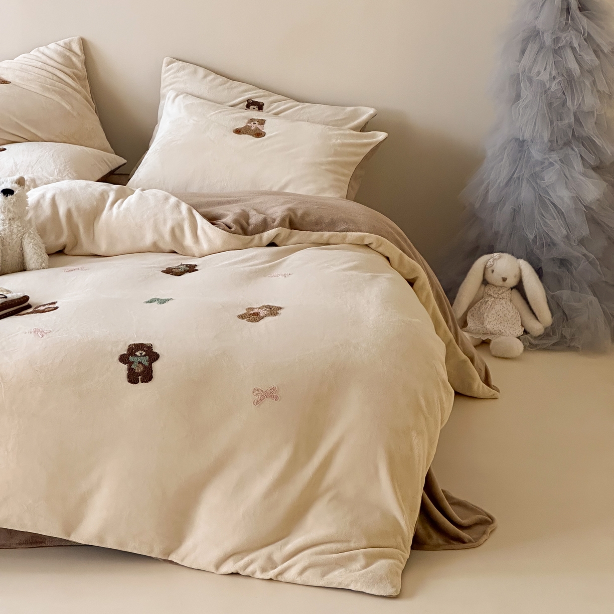 91家纺网 家纺一手货源 找家纺 （总）FORTWO家纺原创设计（FOR TWO家纺） 2025新款230克牛奶绒毛巾绣小清新卡通款四件套