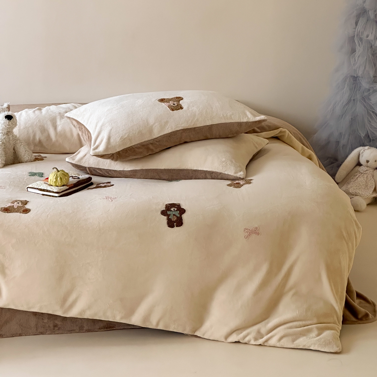 91家纺网 家纺一手货源 找家纺 （总）FORTWO家纺原创设计（FOR TWO家纺） 2025新款230克牛奶绒毛巾绣小清新卡通款四件套