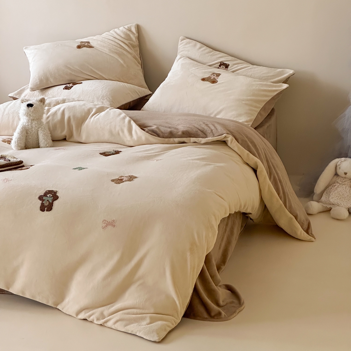 91家纺网 家纺一手货源 找家纺 FORTWO家纺原创设计（FOR TWO家纺） 2025新款230克牛奶绒毛巾绣小清新卡通款四件套 饼干熊