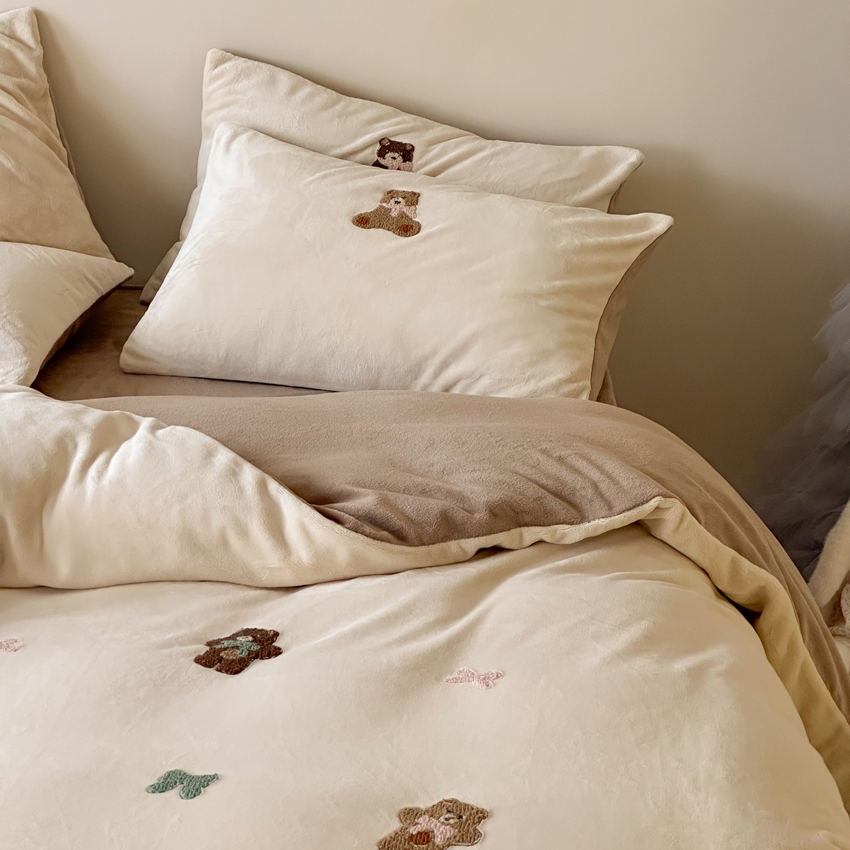 91家纺网 家纺一手货源 找家纺 FORTWO家纺原创设计（FOR TWO家纺） 2025新款230克牛奶绒毛巾绣小清新卡通款四件套 饼干熊