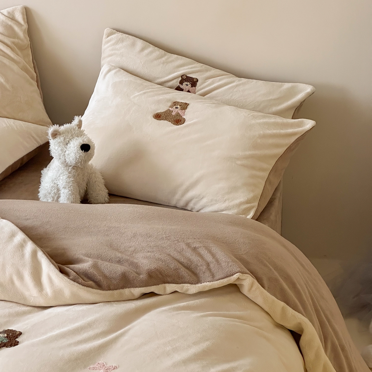 91家纺网 家纺一手货源 找家纺 FORTWO家纺原创设计（FOR TWO家纺） 2025新款230克牛奶绒毛巾绣小清新卡通款四件套 饼干熊