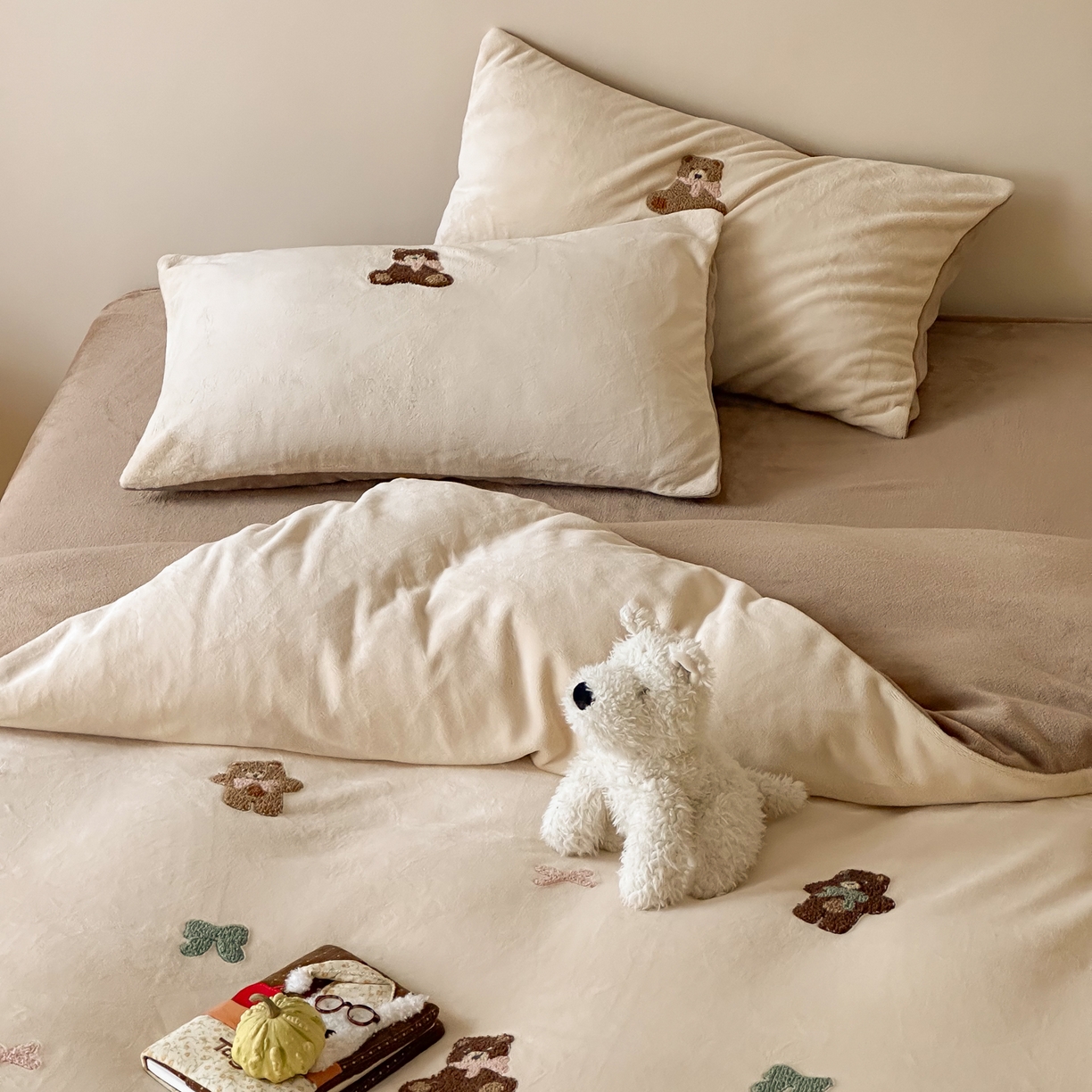 91家纺网 家纺一手货源 找家纺 FORTWO家纺原创设计（FOR TWO家纺） 2025新款230克牛奶绒毛巾绣小清新卡通款四件套 饼干熊