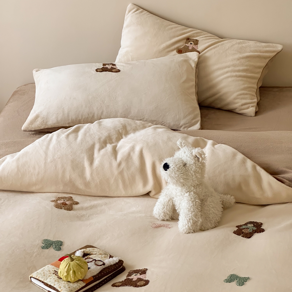 91家纺网 家纺一手货源 找家纺 FORTWO家纺原创设计（FOR TWO家纺） 2025新款230克牛奶绒毛巾绣小清新卡通款四件套 饼干熊