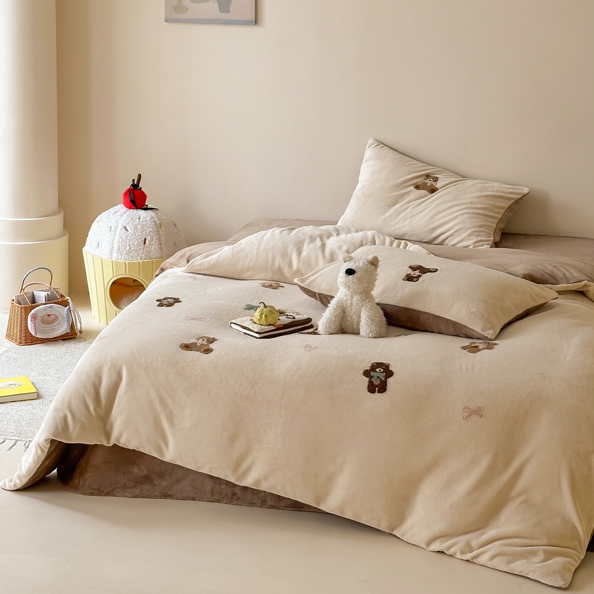 91家纺网 家纺一手货源 找家纺 FORTWO家纺原创设计（FOR TWO家纺） 2025新款230克牛奶绒毛巾绣小清新卡通款四件套 饼干熊