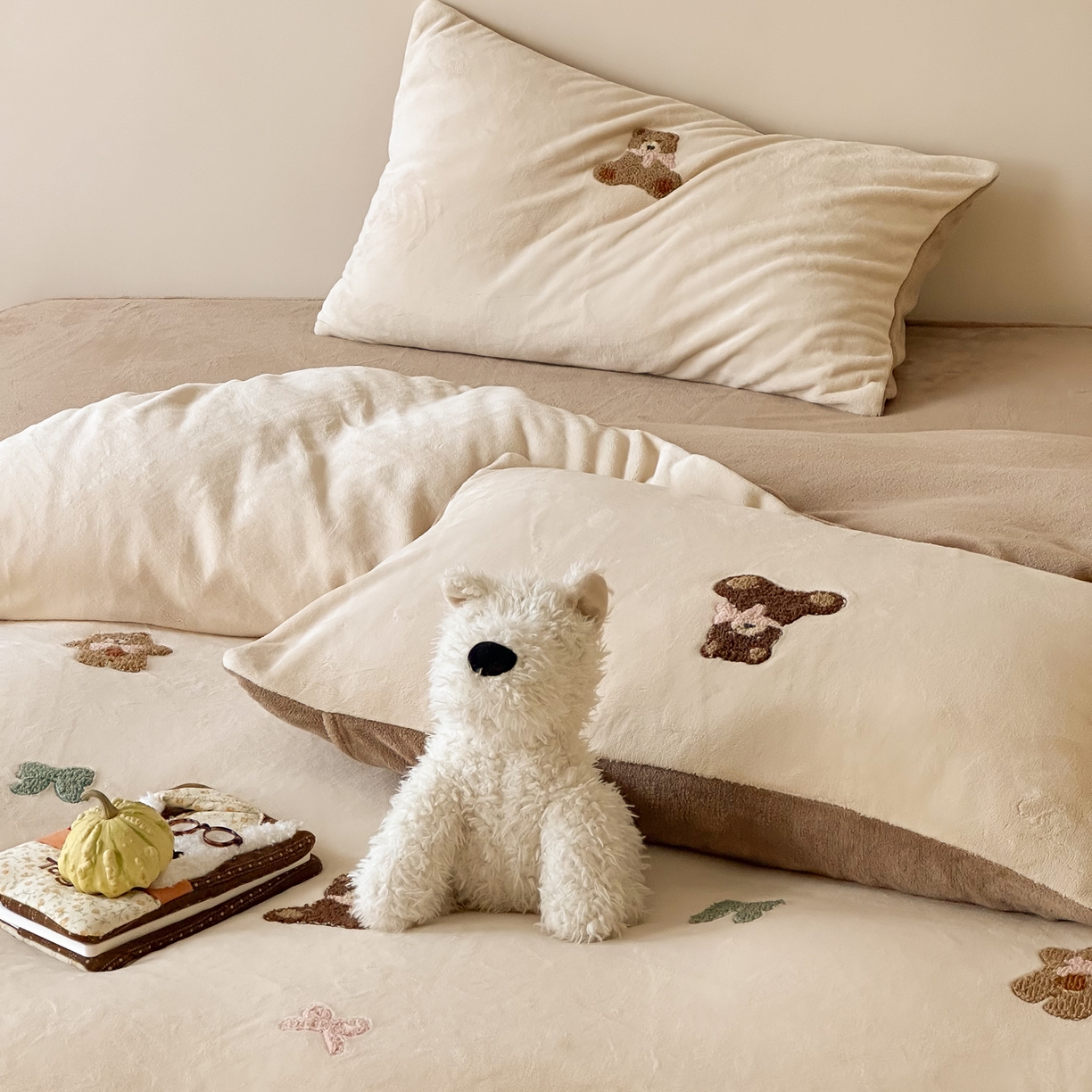 91家纺网 家纺一手货源 找家纺 FORTWO家纺原创设计（FOR TWO家纺） 2025新款230克牛奶绒毛巾绣小清新卡通款四件套 饼干熊